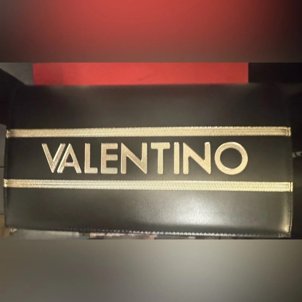 💰⬇️ VALENTINO BY MARIO VALENTINO
Large Lena Lavoro Leather Shoulder Bag - Picture 8 of 13